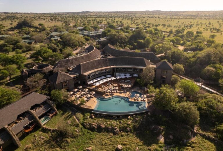 Four Seasons Safari Lodge Serengeti sett fra luften, med uendelighetsbassenget midt i den skogkledde savannen