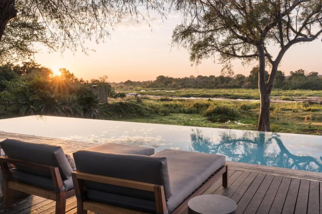 Infinitybassenget på Kruger Gate Hotel over Sabie-elva, i solnedgang