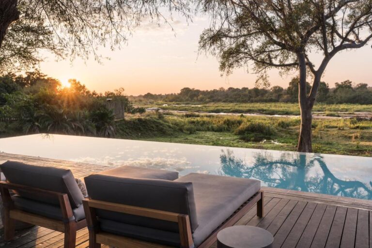 Infinitybassenget på Kruger Gate Hotel over Sabie-elva, i solnedgang