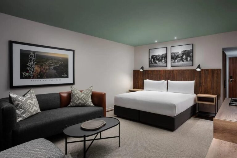 Et deluxe-rom med stor seng og sofa, på Kruger Gate Hotel