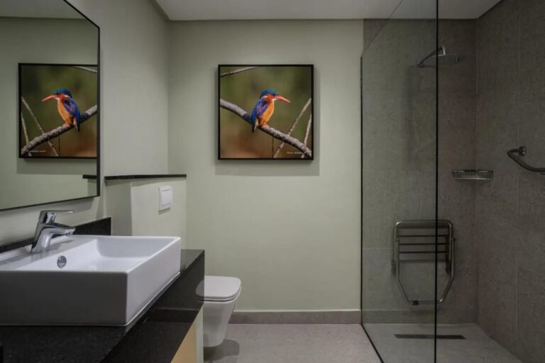 Badet i et deluxe-rom, med walk-in-dusj
