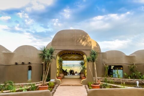 Inngangen til Mara Serena Safari Lodge, med kuppelformede jordvegger, åpen mot savannen i Masai Mara