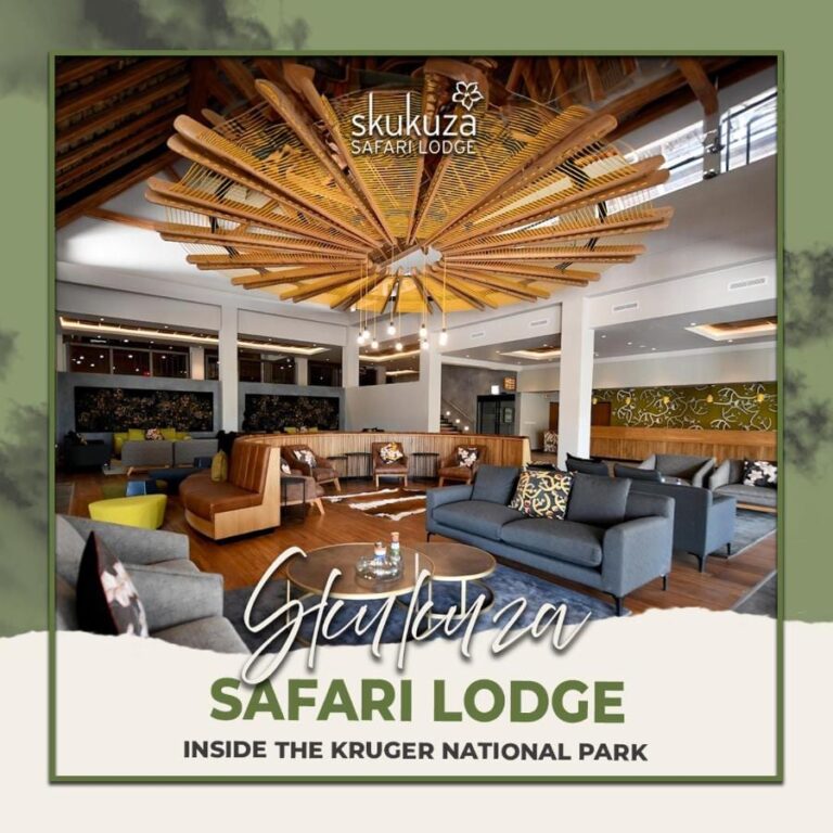Salongen i lobbyen på Skukuza Safari Lodge under et stjerneformet tak av treribber, med navnet på lodgen skrevet over