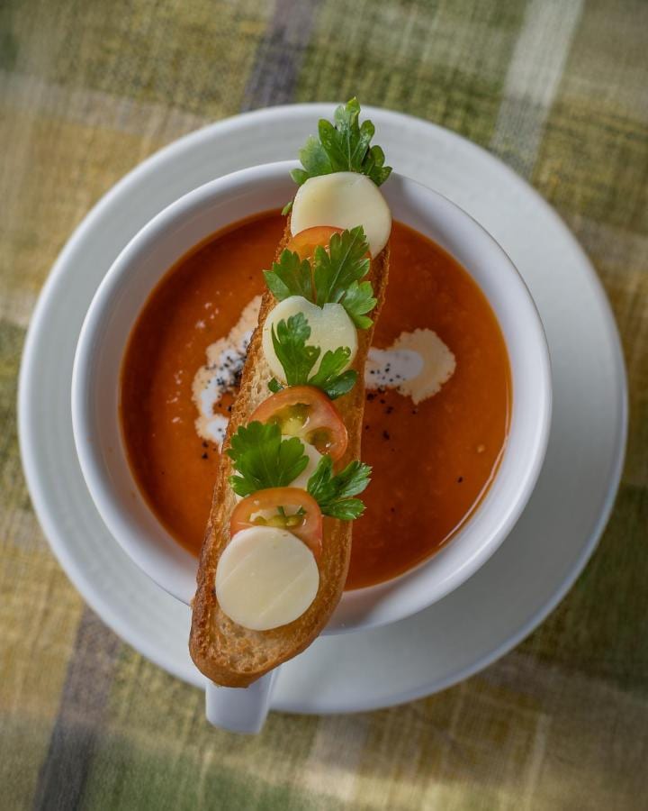 En kremsuppe servert med krutonger